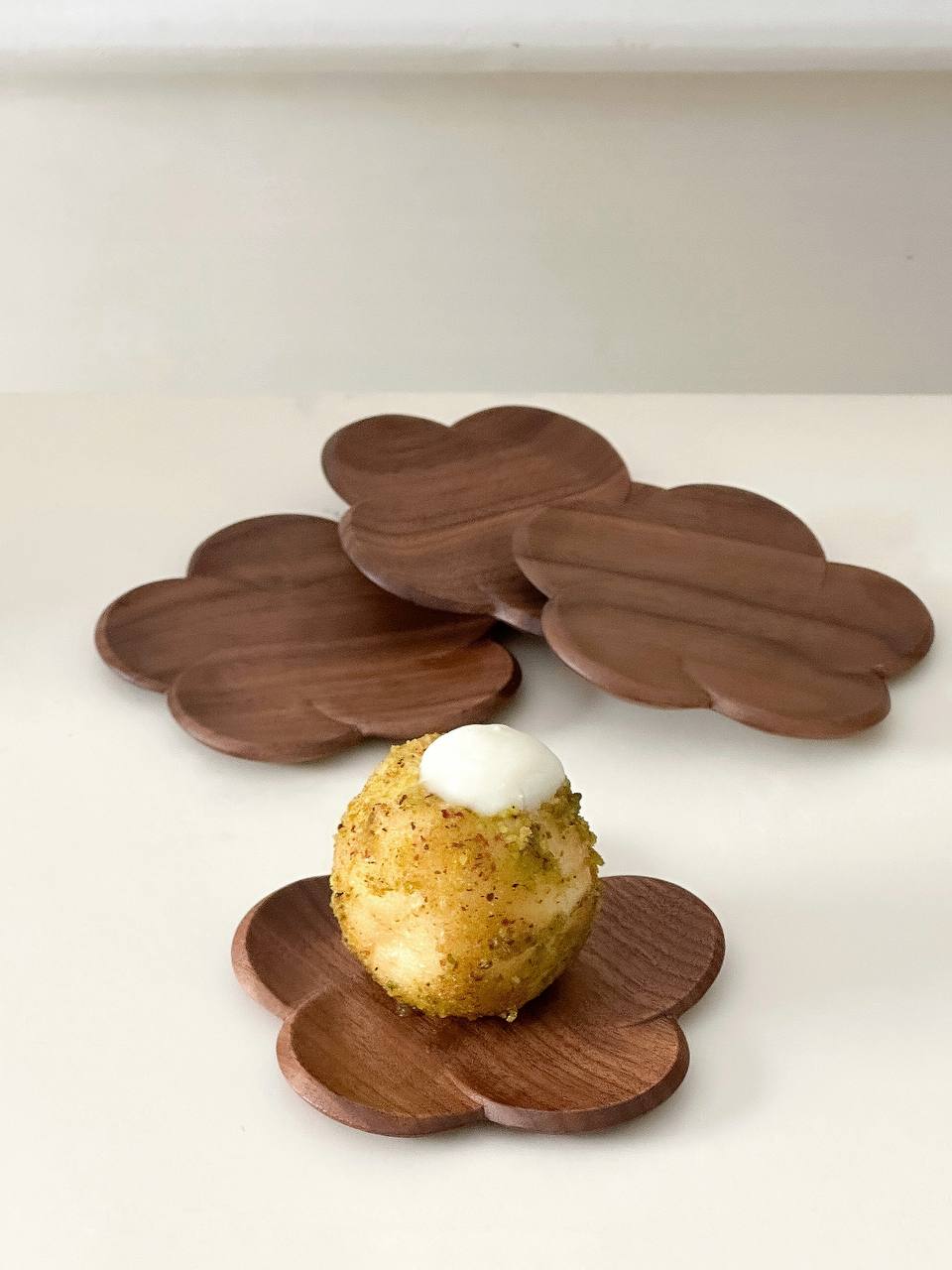 صحن تقديم خشبي شكل وردة